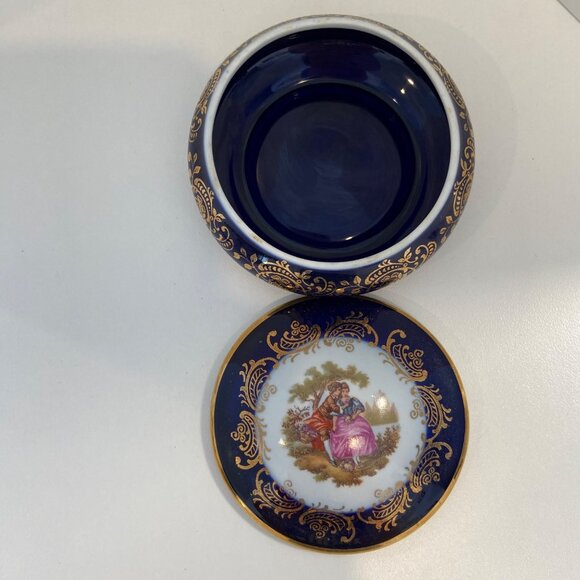 Vintage Limoges Round Porcelain Jewelry Box With Romantic Scene & Gold Detailing - Picture 8 of 16